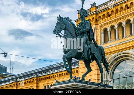 HANNOVER, 28. APRIL 2018: Gedenkstätte Ernst august vor dem Hauptbahnhof in Hannover Stockfoto