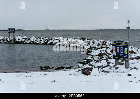 Drei Muscheln Lagoon Mann machte Salzwasserpool in Southend on Sea, Essex, Großbritannien, mit Schnee von Storm Darcy Stockfoto