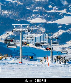 Panoramablick über ein Skigebiet mit Sesselliften. Stockfoto