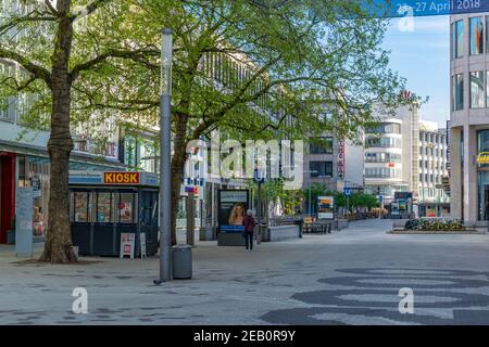 HANNOVER, 29. APRIL 2018: Auf der georgstraße im Zentrum von Hannover laufen Menschen Stockfoto