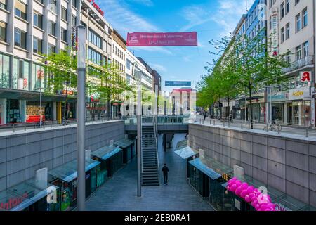 HANNOVER, 29. APRIL 2018: Unterirdischer Marktplatz vor dem Hauptbahnhof im Zentrum von Hannover Stockfoto