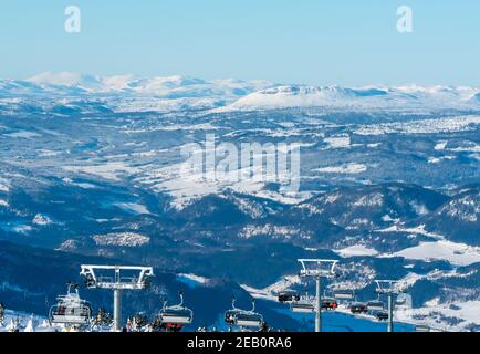 Panoramablick über ein Skigebiet mit Sesselliften. Stockfoto