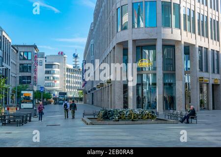 HANNOVER, 29. APRIL 2018: Auf der georgstraße im Zentrum von Hannover laufen Menschen Stockfoto