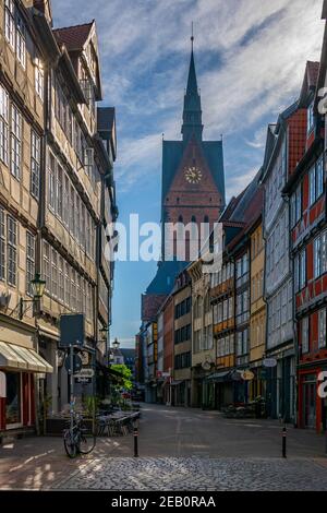 HANNOVER, 29. APRIL 2018: Die Menschen laufen in Richtung marktkirche im Zentrum von Hannover Stockfoto