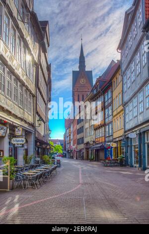 HANNOVER, 29. APRIL 2018: Die Menschen laufen in Richtung marktkirche im Zentrum von Hannover Stockfoto