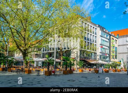 HANNOVER, 29. APRIL 2018: Auf der georgstraße im Zentrum von Hannover laufen Menschen Stockfoto