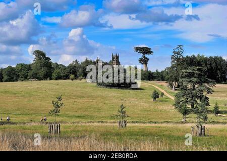 Blick auf den gotischen Tempel der Freiheit, entworfen von James Gibbs und gebaut in 1741, National Trust Stowe, Buckinghamshire, England Stockfoto