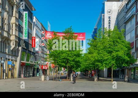 HANNOVER, 29. APRIL 2018: Auf der georgstraße im Zentrum von Hannover laufen Menschen Stockfoto