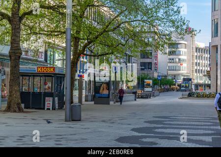 HANNOVER, 29. APRIL 2018: Auf der georgstraße im Zentrum von Hannover laufen Menschen Stockfoto