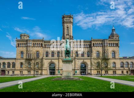 HANNOVER, 29. APRIL 2018: Blick auf das historische Gebäude der Leibnitz Universität in Hannover Stockfoto