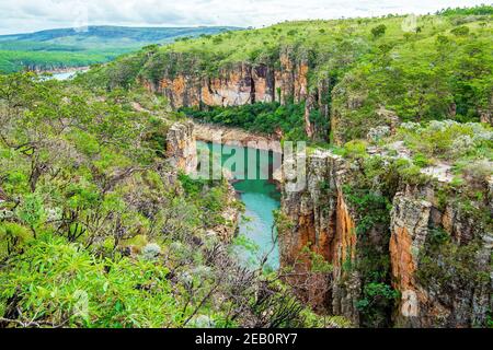 Panoramablick auf die Canyons de Furnas bei Capitólio MG Brasilien. Schöne Landschaft des Ökotourismus von Minas Gerais Staat. Stockfoto