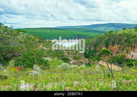 Landschaft des Cerrado Mineiro bei Capitólio MG, Brasilien. Blick auf die Canyons, den Furnassee und die grüne einheimische Vegetation. Stockfoto