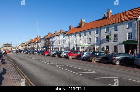 Blick entlang der Northallerton High Street in Richtung Rathaus auf Ein sonniger Tag Stockfoto