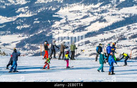 Große Gruppe von Skifahrern zusammen auf einem Winterurlaub in einem alpinen Skigebiet. Stockfoto