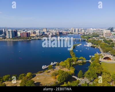 Boston Longfellow Bridge auf Charles River Luftaufnahme, die Stadt Cambridge und Boston, Massachusetts MA, USA verbindet. Stockfoto