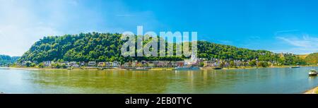 ST. GOAR, 16. AUGUST 2018: Blick auf die Uferpromenade von St. Goar Stockfoto