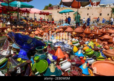 Bunte Keramik zum Verkauf auf dem el-Hedim Platz in Meknes, Marokko.Meknes, Maghreb, Marokko Stockfoto