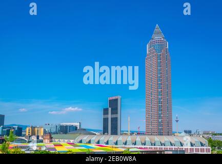 FRANKFURT, DEUTSCHLAND, 18. AUGUST 2018: Stadtbild von Frankfurt mit Messeturm, Deutschland Stockfoto