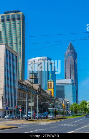 FRANKFURT, 18. AUGUST 2018: Ansicht der Friedrich Ebert Anlage Straße mit Messeturm im Hintergrund, Frankfurt, Deutschland Stockfoto