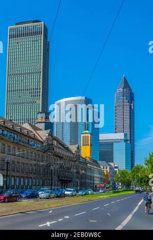 FRANKFURT, 18. AUGUST 2018: Ansicht der Friedrich Ebert Anlage Straße mit Messeturm im Hintergrund, Frankfurt, Deutschland Stockfoto