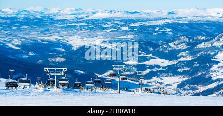 Panoramablick über ein Skigebiet mit Sesselliften. Stockfoto