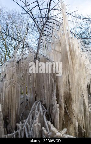 Iver, Buckinghamshire, Großbritannien. 11th. Februar 2021. Bäume neben einer Straße in Iver wurden in einen magischen Eiszackturm verwandelt, während das vom vorbeifahrenden Verkehr aufgeworfene Hochwasser gefroren bleibt und wie ein Filmset aussieht. Die Temperaturen unter dem Nullpunkt sind so eingestellt, dass sie bis zu diesem Sonntag andauern. Quelle: Maureen McLean/Alamy Live News Stockfoto