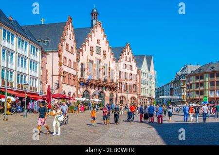 FRANKFURT, 18. AUGUST 2018: Touristen genießen einen sonnigen Sommertag auf dem Romerberg in Frankfurt. Stockfoto