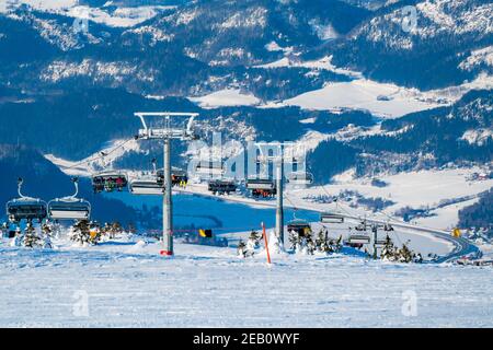 Panoramablick über ein Skigebiet mit Sesselliften. Stockfoto