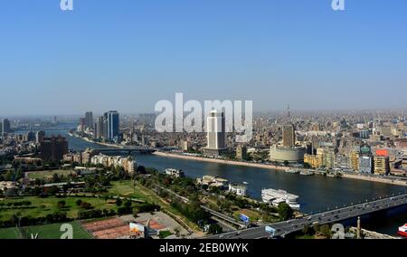 Luftaufnahme von Kairo Ägypten Stadtbild, Panoramablick auf Kairo und Wolkenkratzer, der Nil von Ägypten läuft allover Kairo, überfüllten Kairo Ägypten Stockfoto