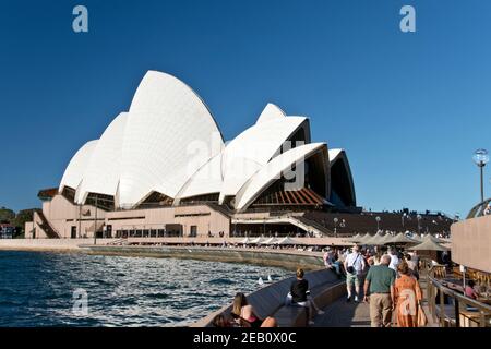 Das Sydney Opera House Performing Arts Centre im Hafen von Sydney ist ein beliebtes Touristenziel, Sydney, Australien. Stockfoto