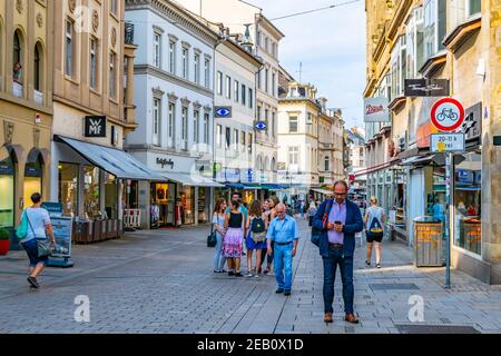 WIESBADEN, 17. AUGUST 2018: Touristen schlendern durch das Zentrum von Wiesbaden Stockfoto