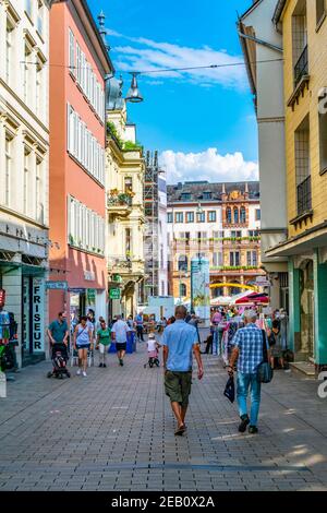 WIESBADEN, 17. AUGUST 2018: Touristen schlendern durch das Zentrum von Wiesbaden Stockfoto