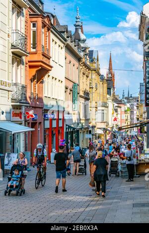 WIESBADEN, 17. AUGUST 2018: Touristen schlendern durch das Zentrum von Wiesbaden Stockfoto