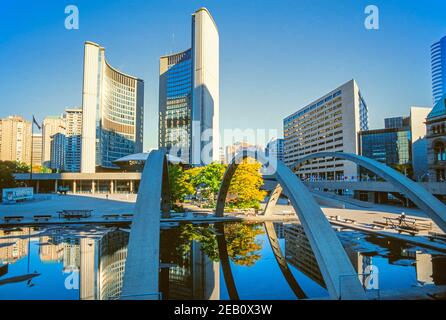 1995 Toronto Kanada Neues Rathaus am Nathan Phillips Square ein urbaner platz in Toronto, Ontario, Kanada. Es bildet den Vorplatz zur Toronto City Hall oder New City Hall und ist nach Nathan Phillips, einem ehemaligen Bürgermeister der Stadt, benannt. Während der Wintermonate wird das reflektierende Becken in eine Eisbahn für Eislaufen umgewandelt.Toronto, Ontario, Kanada Stockfoto