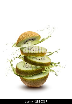Geschnittene Kiwi-Früchte mit spritzendem Saft auf weißem Hintergrund Stockfoto