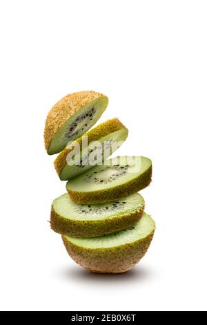 Aufgeschnittene Kiwi-Früchte auf weißem Hintergrund Stockfoto