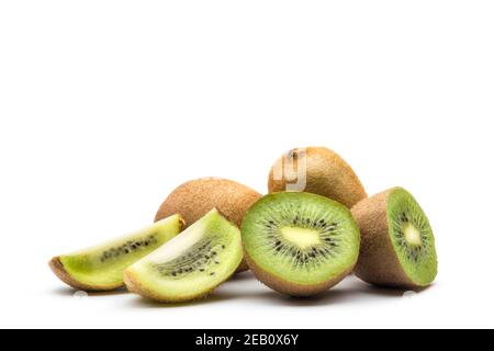 Kiwi Früchte mit Scheiben auf weißem Hintergrund Stockfoto