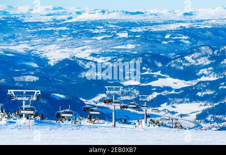 Panoramablick über ein Skigebiet mit Sesselliften. Stockfoto