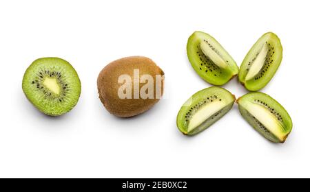 Draufsicht Kiwi Früchte mit Scheiben auf weißem Hintergrund Stockfoto