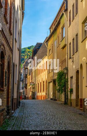 BACHARACH, DEUTSCHLAND, 16. AUGUST 2018: Blick auf eine Straße im Zentrum von Bacharach Stockfoto