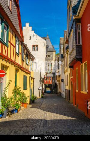 BACHARACH, DEUTSCHLAND, 16. AUGUST 2018: Blick auf eine Straße im Zentrum von Bacharach Stockfoto