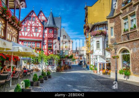BACHARACH, DEUTSCHLAND, 16. AUGUST 2018: Blick auf eine Straße im Zentrum von Bacharach Stockfoto