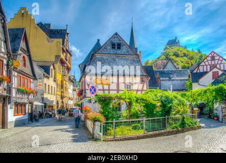 BACHARACH, DEUTSCHLAND, 16. AUGUST 2018: Blick auf eine Straße im Zentrum von Bacharach Stockfoto