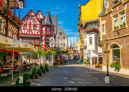 BACHARACH, DEUTSCHLAND, 16. AUGUST 2018: Blick auf eine Straße im Zentrum von Bacharach Stockfoto