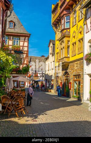 BACHARACH, DEUTSCHLAND, 16. AUGUST 2018: Blick auf eine Straße im Zentrum von Bacharach Stockfoto