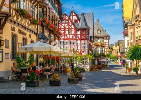 BACHARACH, DEUTSCHLAND, 16. AUGUST 2018: Blick auf eine Straße im Zentrum von Bacharach Stockfoto