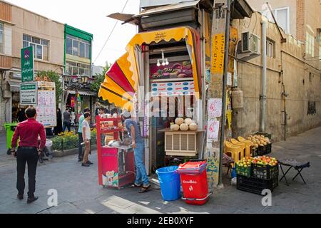 Corner Shop Verkauf von Lebensmitteln und Obst in der Stadt Tabriz, Ost-Aserbaidschan Provinz, Iran Stockfoto