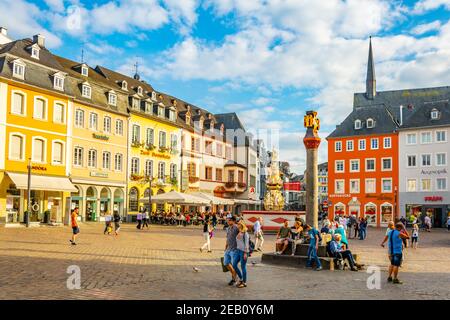 TRIER, 14. AUGUST 2018: Menschen, die in Richtung Marktbrunnen schlendern in Trier Stockfoto