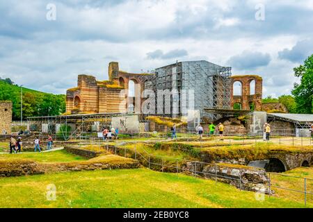 TRIER, 14. AUGUST 2018: Menschen, die durch die Ruinen der Kaiserthermen in Trier schlendern Stockfoto
