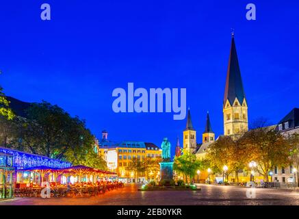 BONN, 12. AUGUST 2018: Statue von Ludwig van Beethoven und Munsterplatz im Zentrum von Bonn Stockfoto